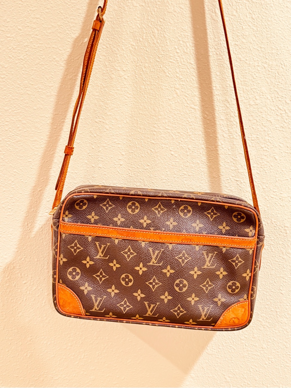 Louis Vuitton Monogram Canvas Messenger Bag in Brown and Tan - Picture 8 of 9